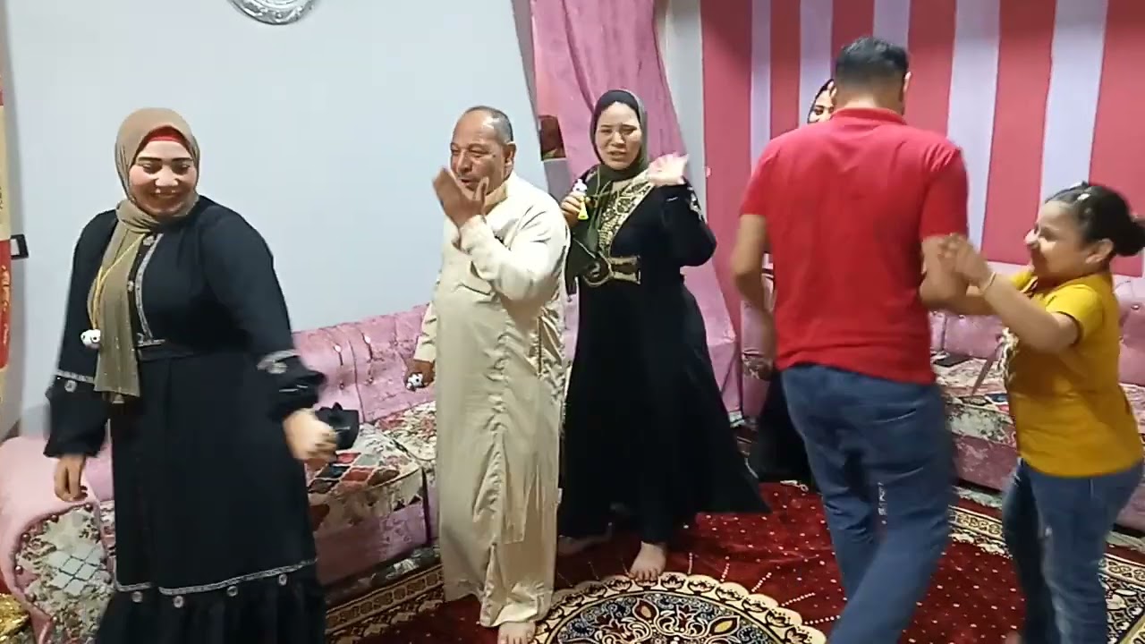 لعبه صينيه مضحكه جدا في فم كل واحد صفاره والمطلوب عدم خروج صوت الصفاره بعد الضرب  لا 🤣🤣🤣🙆