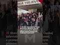 Stovky zamestnancov Českej televízie protestovali symbolicky v čiernej