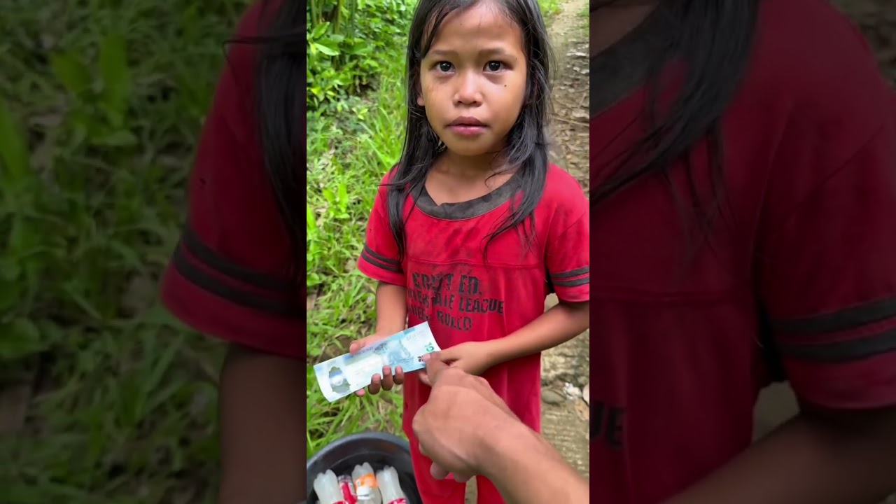 7 anyos na bata. Ang nag baligya og.suka😢😢Paramaka palit og gatas sa iyang. Manghod❤️