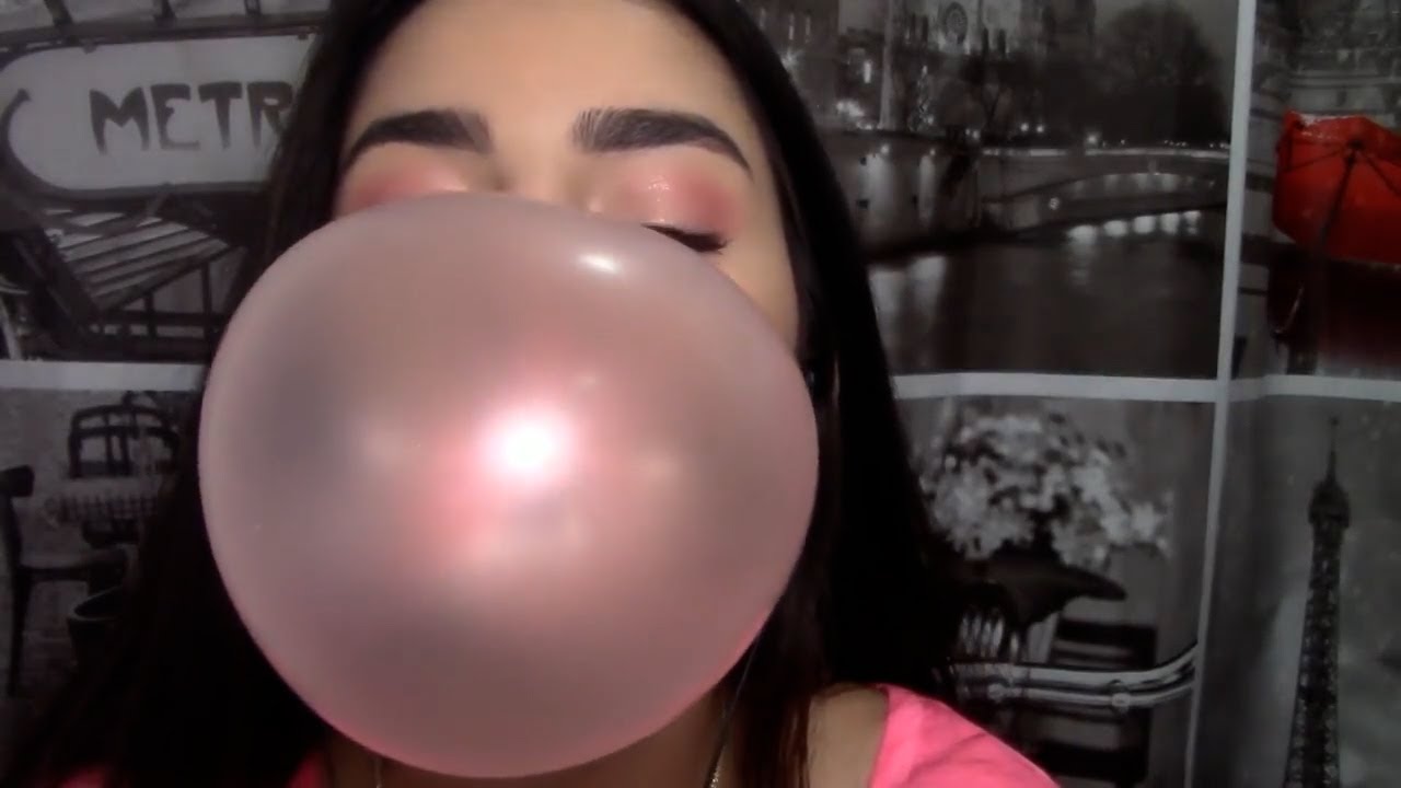 Leidy ASMR Bubble Gum Blowing