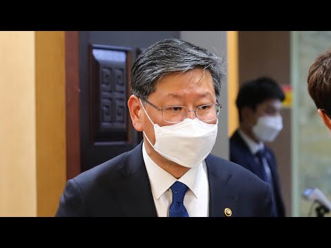 검찰, 택시기사 폭행 혐의 이용구 차관 첫 소환 조사 / 연합뉴스TV (YonhapnewsTV)