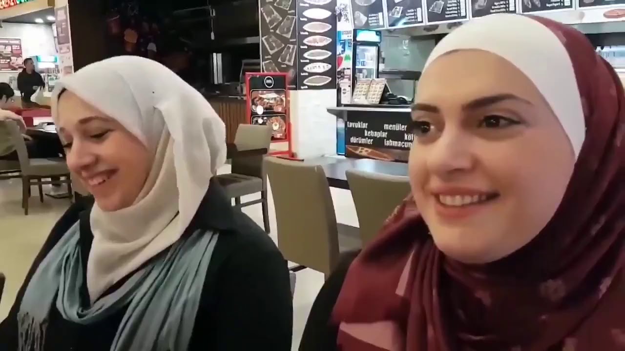 ‏فيديو متداول لنصيحة من الزوجة الأولى لكل زوجة تزوج عليها زوجها و ردة فعل الزوجة الثانية بجانبها