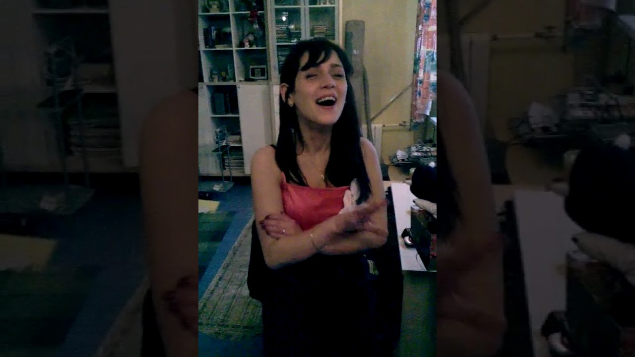 Кендра у кожаного микрофона ...