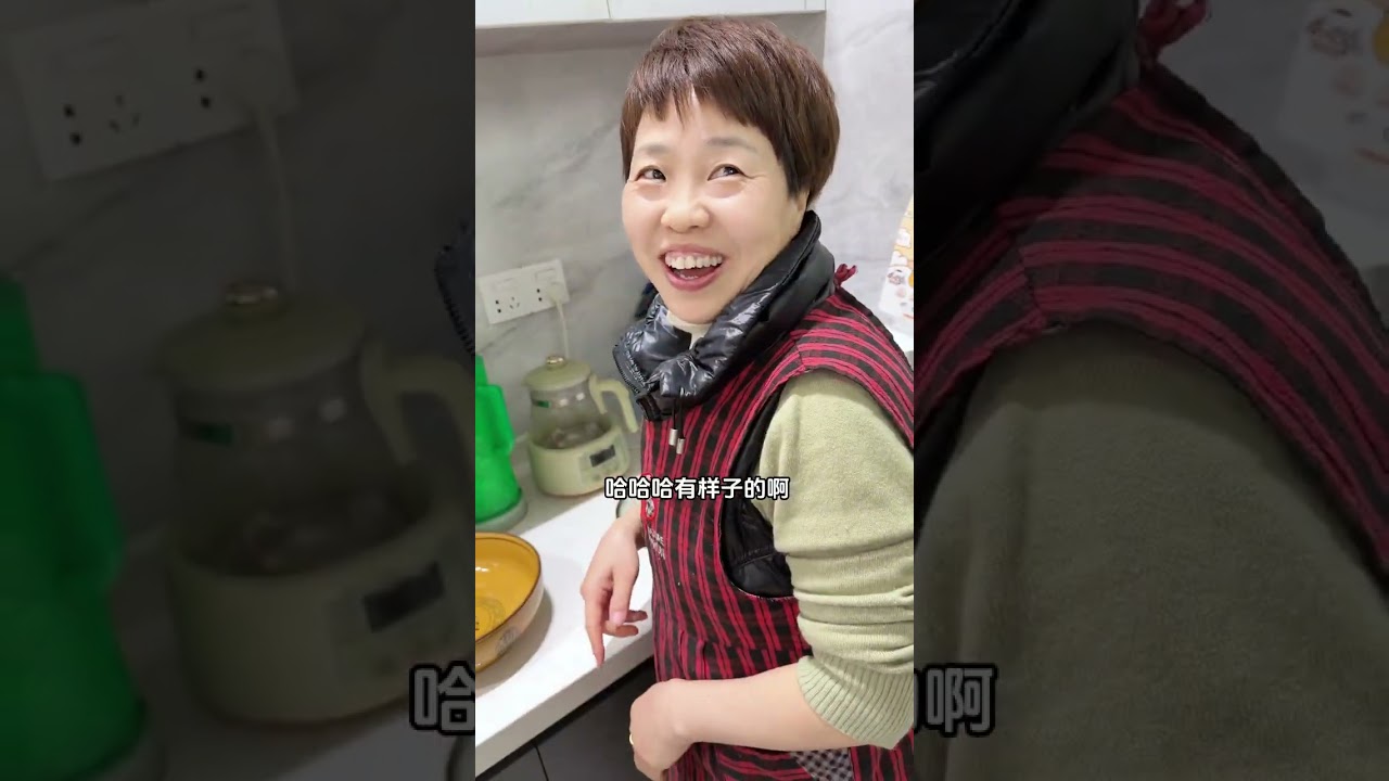 上午毛阿姨家拜年吃完中饭，下午大部队去徐阿姨家拜年这些年过年去阿姨家，是像亲人之间的互相走动来往徐阿姨和老公在厨房忙活热情招待我们一大家