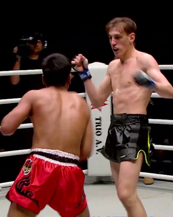 RAZOR CLOSE 🤯 Relive the THRILLING brawl between Muangthai and Brice Delval back in 2020!