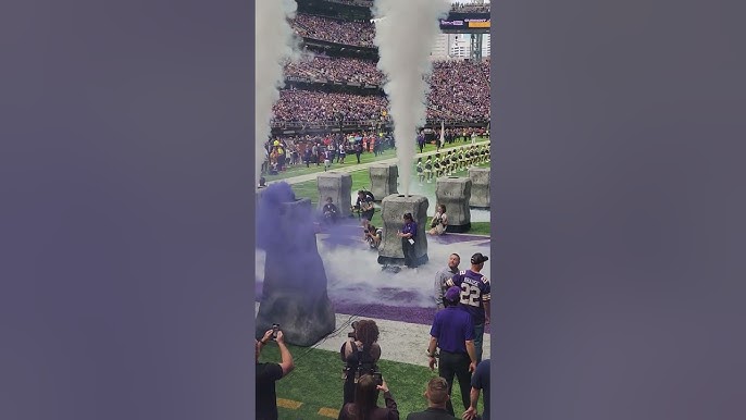 Steve Jordan Sounds The Gjallarhorn, Leads Skol Chant Prior to Minnesota  Vikings-Washington Redskins 