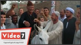 بالفيديو.. مواطن يستقل حماره قبل التصويت بمنشأة القناطر: نزلت عشان العجلة تمشى