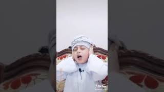 طفل يقلد الشيخ عبدالباسط عبدالصمد في سورة الضحى. سبحان الله