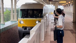 舞浜ディズニーリゾートライン100形 1編成（Type C・イエロー・トップナンバー）が東京ディズニーランド・ステーション駅に到着するシーン（2022.8.13）