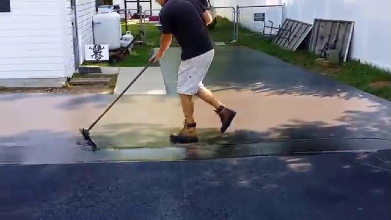 Sealcoating 2.0 driveway sealing / hand squeegee sealcoating YouTube