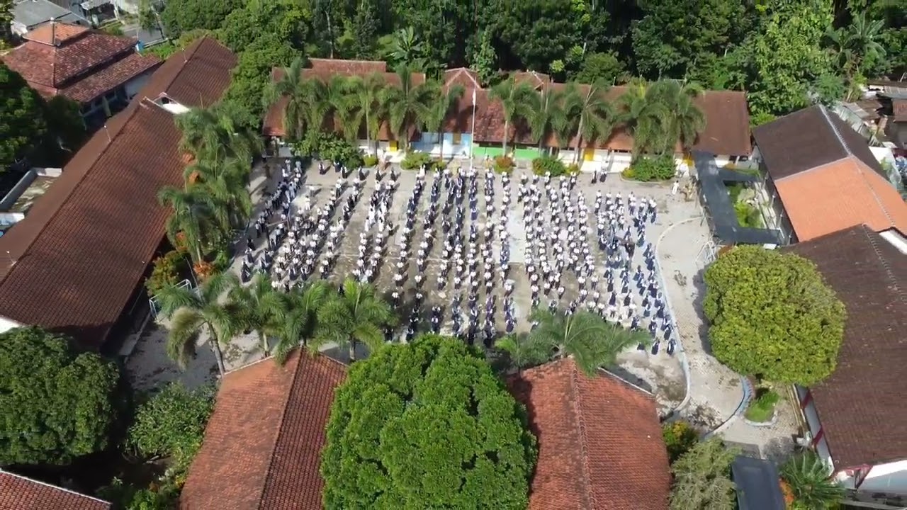 SMPN 2 KALISAT MELAKSANAKAN SENAM ANAK INDONESIA HEBAT