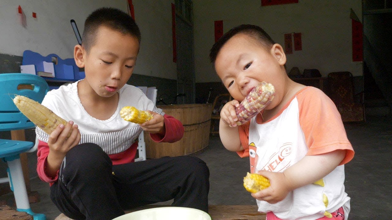 媳婦煮玉米，壹家人壹起吃，壹歲多女兒好可愛