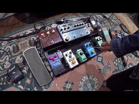 Richard Coleman muestra sus pedales de efecto y sus amplificadores jazz roster