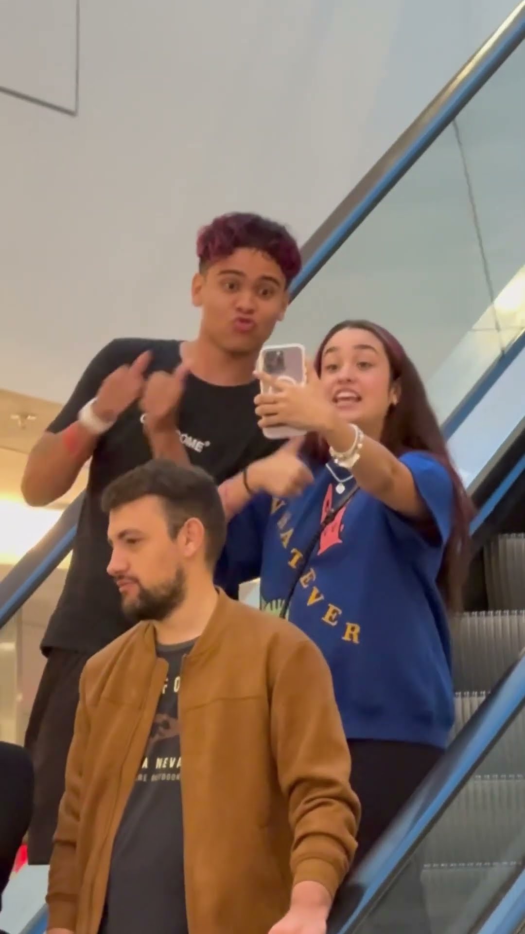 EMILLY VICK PASSANDO VERGONHA EM SHOPPING *muito engraçado