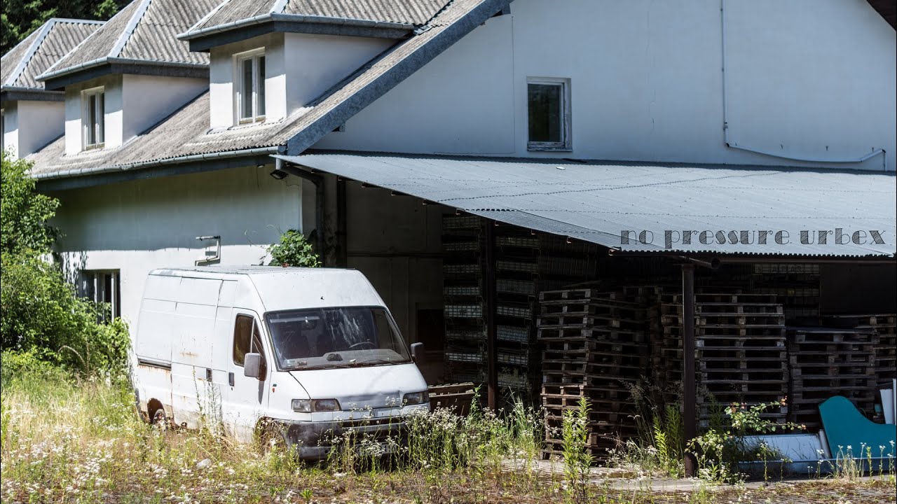Opuszczona rozlewnia napojów, fabryka butelek, opuszczone samochody, wyposażenie - no pressure urbex