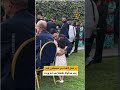 عانقها وقب ل رأسها مشهد يأسر القلوب للفنان المصري مصطفى قمر وهو يعتذر لطفلة صغيرة حاولت لفت 