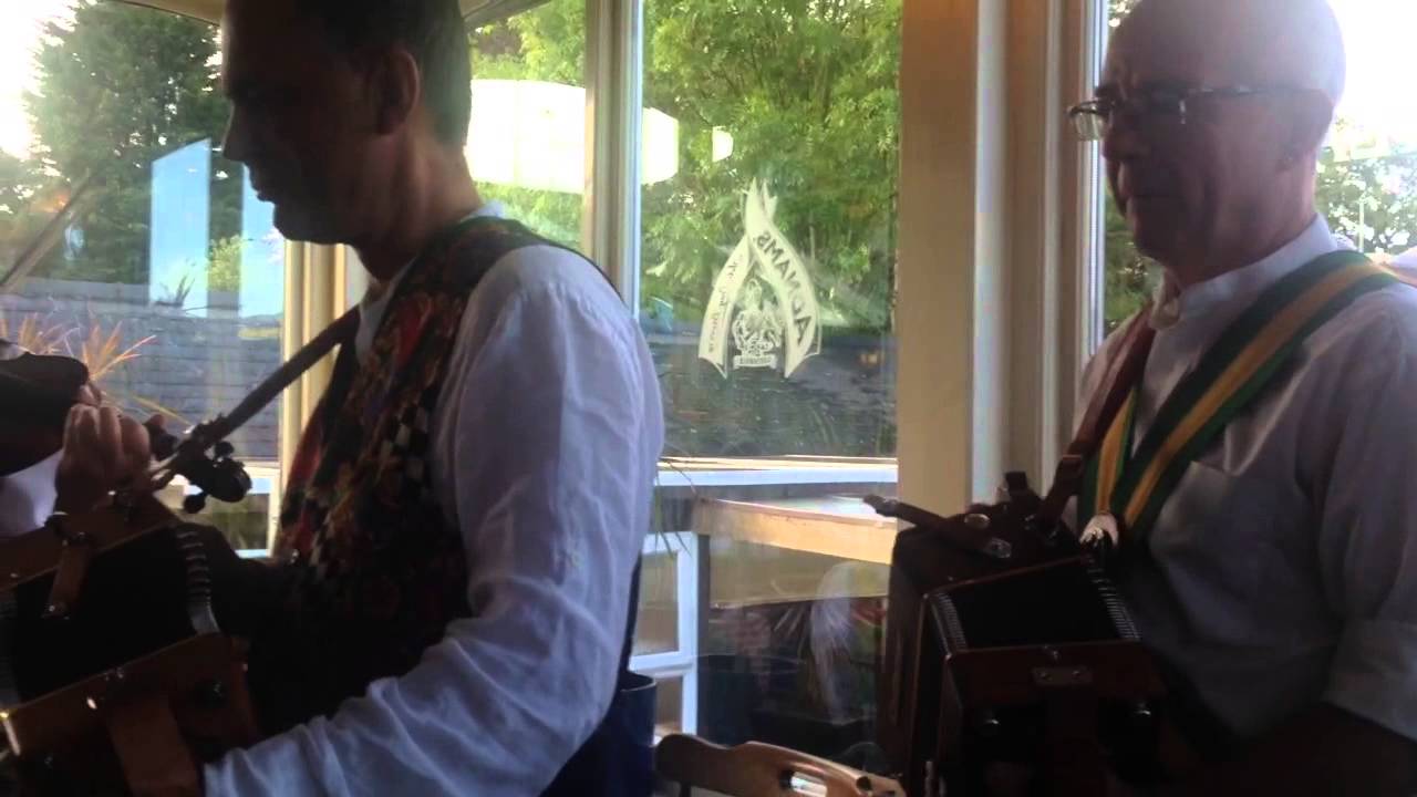 Kemp's Men, morris dancers, in the Bricklayers, Colchester (2)