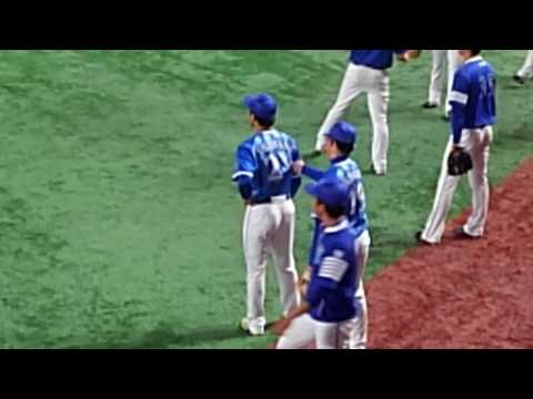 山崎康晃、今永にいたずらする