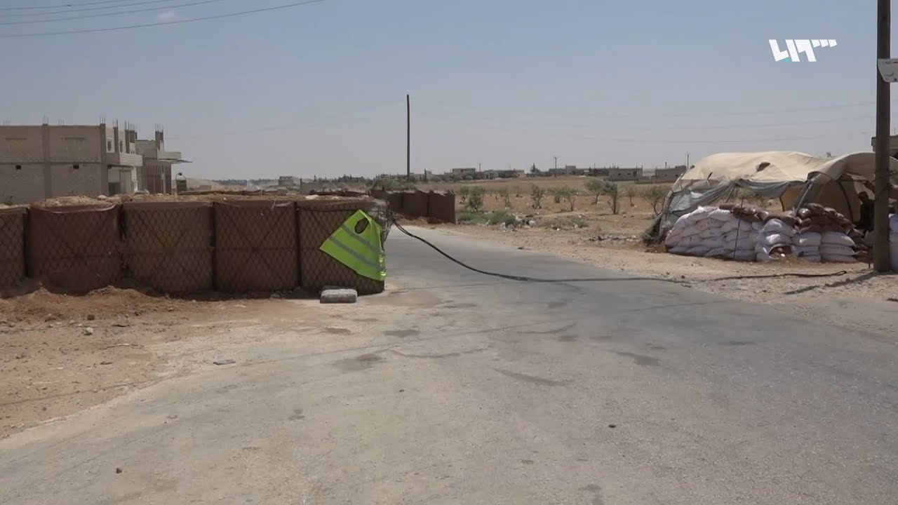 أهالي منطقة أبو الضهور في ريف إدلب الشرقي يعانون على معبر تل السلطان