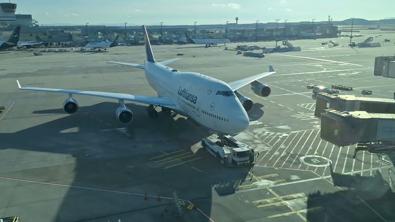 Lh760 D-ABTL B747-400 pushback and roll out at frankfurt airport 