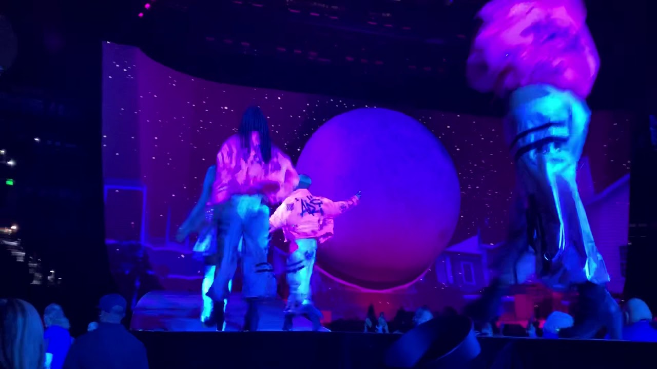 Ariana Grande “7 Rings” Live - YouTube