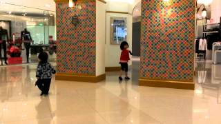 1021031兩姊弟與新月娃娃鐘