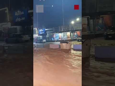 سيول جارفة تداهم شوارع رئيسية ومحال تجارية ومسجدا في الكرك