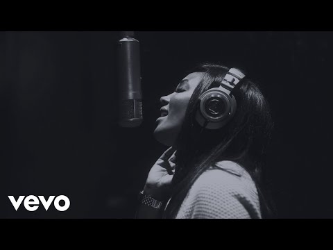 Mickey Guyton - Do You Want To Build A Snowman?