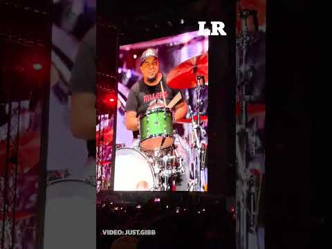¿Qué hizo? Vocalista de The Killers baja a fan del escenario por no saber tocar la batería