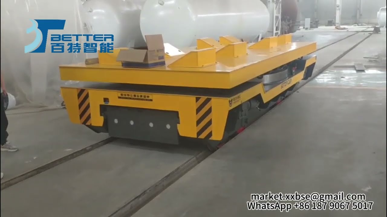 Rail transporter car is equipped with turntable