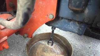Actually changing the oil in the Kubota Tractor - 2015-07-31