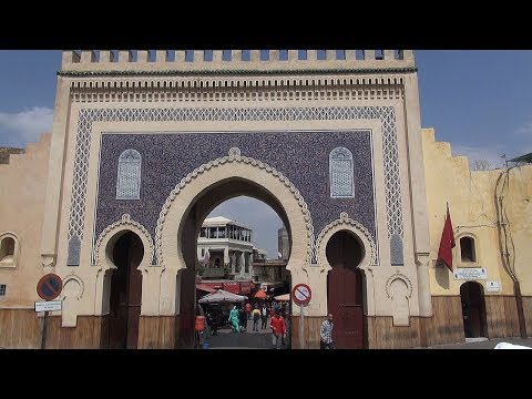 Video: Aislinn Derbez Ir Grūti Ceļot Ar ģimeni Marokā