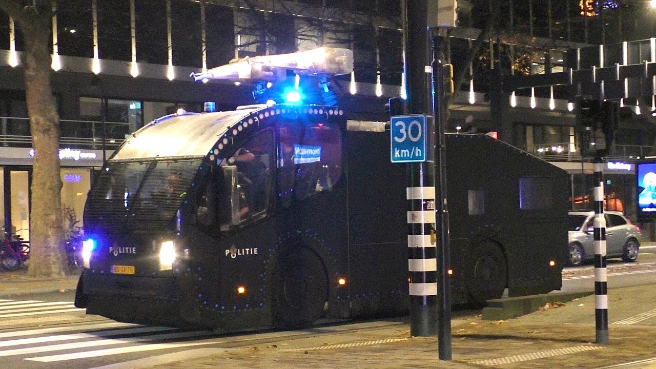 Deel 2/2 - Zeer veel ME Ingezet bij rellen Rotterdam Coolsingel - Hulpdiensten met Spoed onderweg