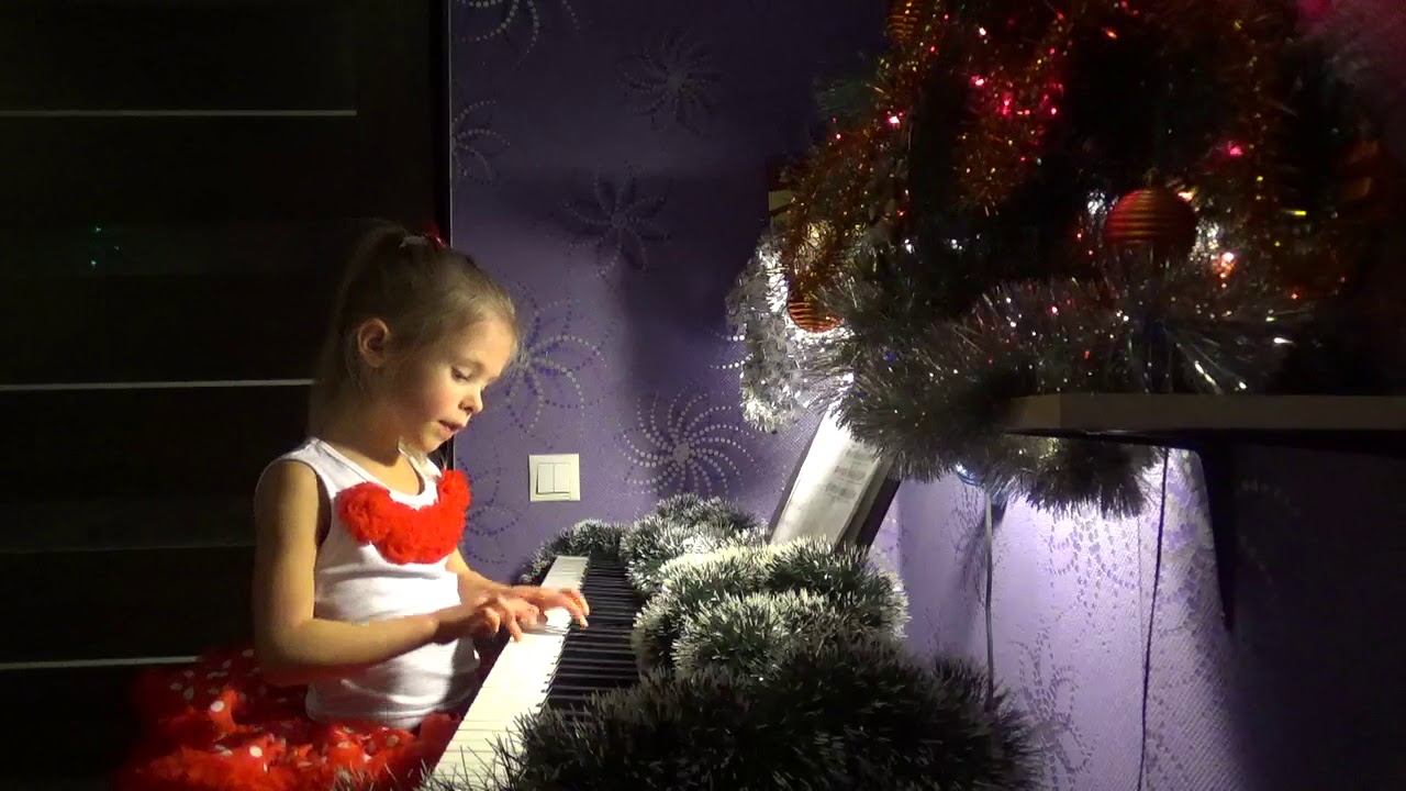Я елка я пою. Девочка поет новый год. Дети возле елки поют. Снежинка (из к/ф "Чародеи") караоке.