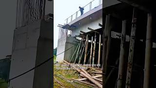 도미노처럼 쓰러지는 거대 지지대들의 압도적 광경 #worker #process #satisfying #destruction #heavyequipment