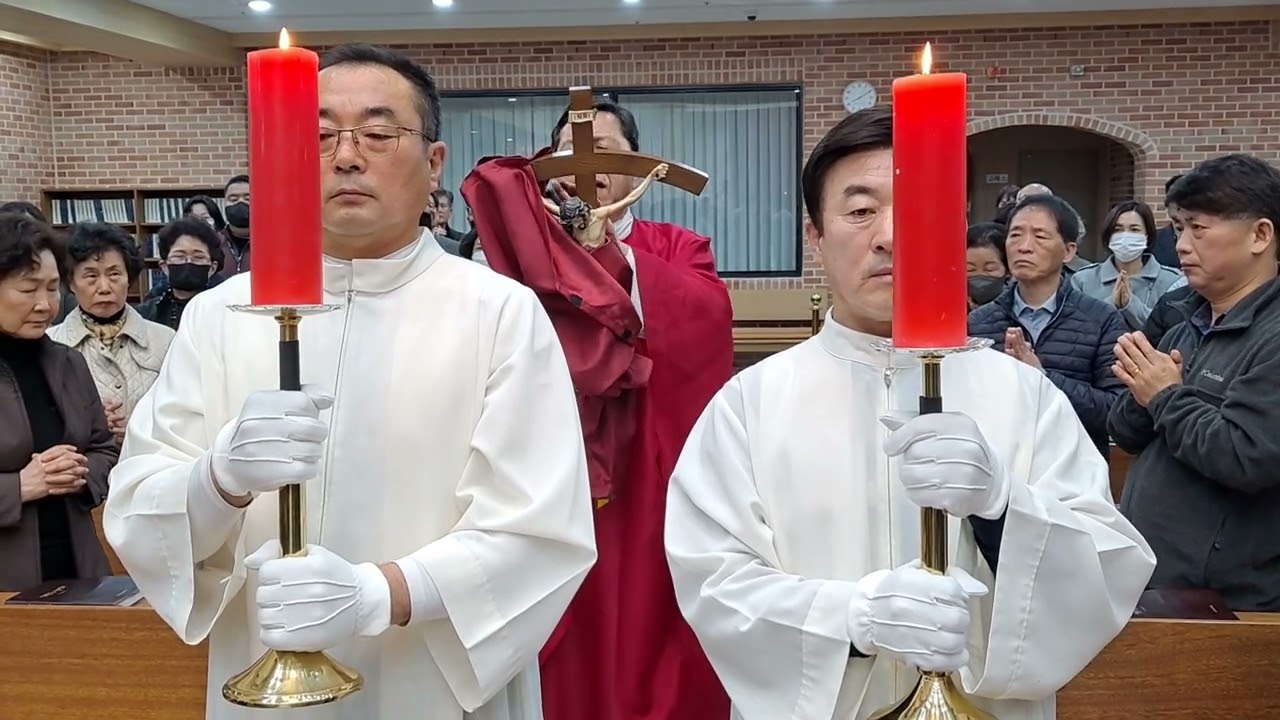 20240329 성삼일 성 금요일 미사 중 거룩한 십자가를 보여주는 예식
