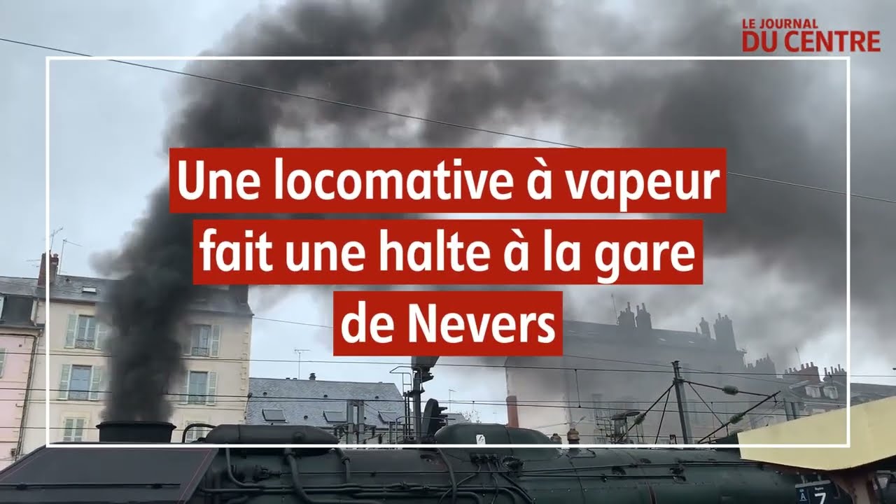 Une locomotive à vapeur fait une halte à la gare de Nevers