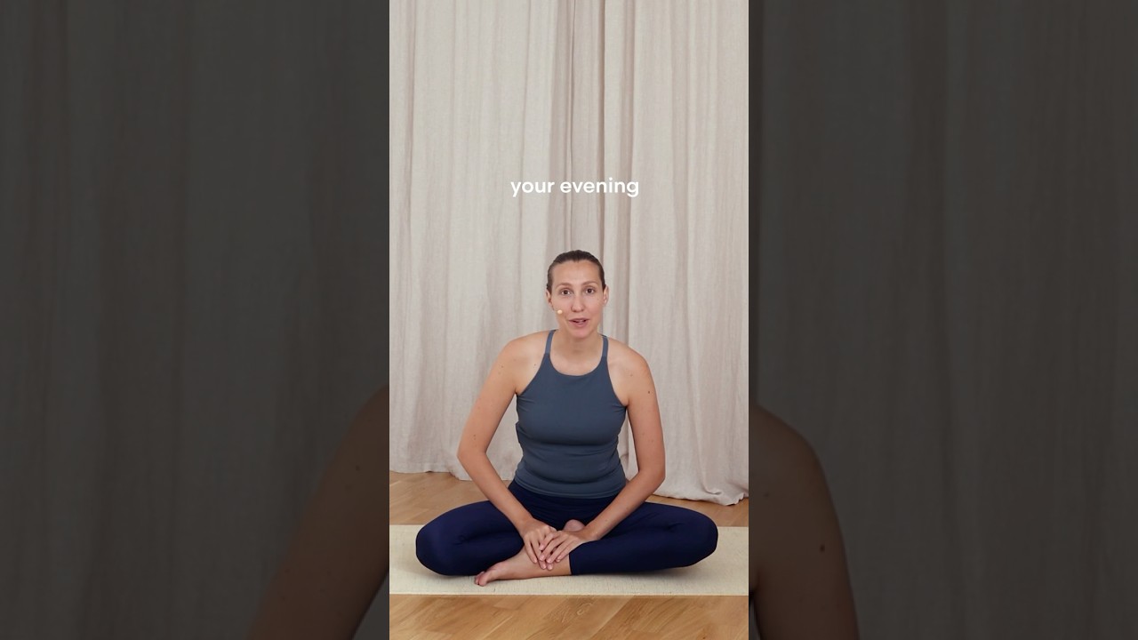 25 min evening yoga flow is up for you to release stress, calm your body and unwind before bed 🌿