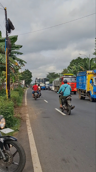 Gak Sabaran, Bus Ladju Jam Mepet Ogah Antri. #busjawatimuran #ladju #bisbalap #bisngeblong #hinoak8