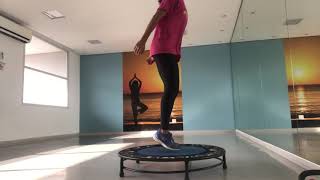 Salto duplo   agachamento no trampolim