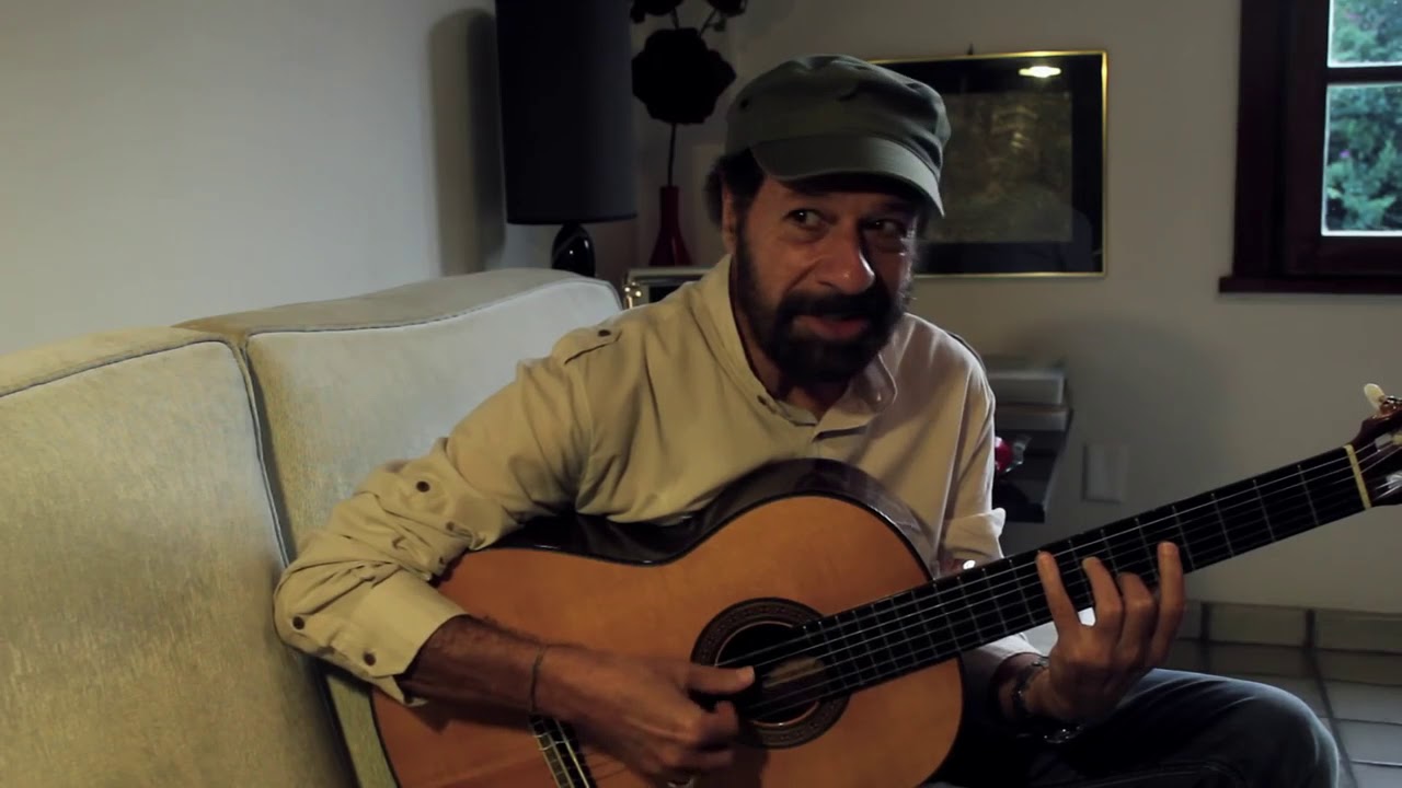 ALEX TRIBAIÃO -João Bosco explica a composição e toca O Ronco da Cuíca