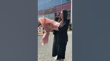 Flower Holding Lady - Flower Delivery Dubai -  Rich Rose Flowers