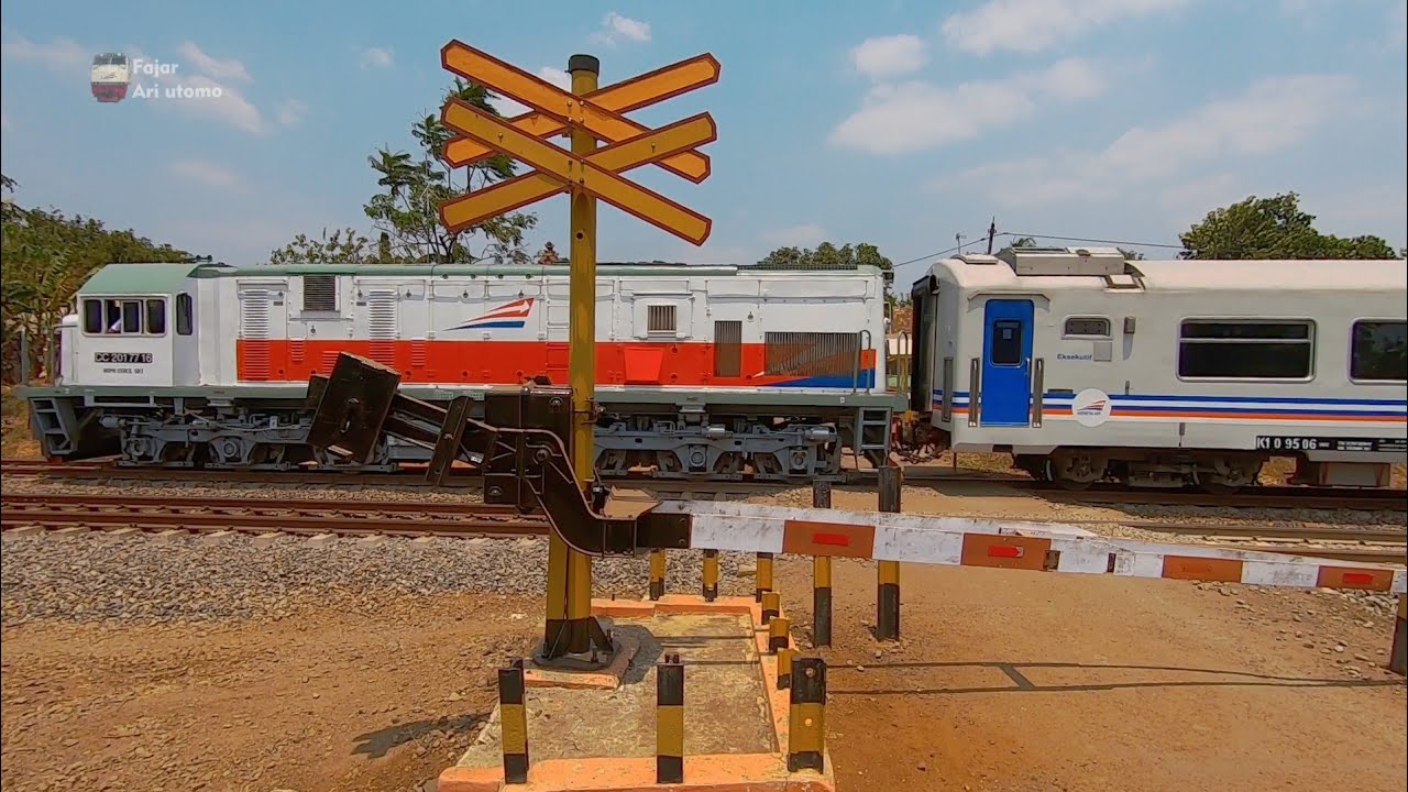 tanpa lampu flasher, palang pintu manual perlintasan ...