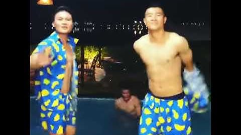 Bùi Tiến Dũng cởi trần, nhảy hồ bơi xin lỗi Hà Đức Chinh