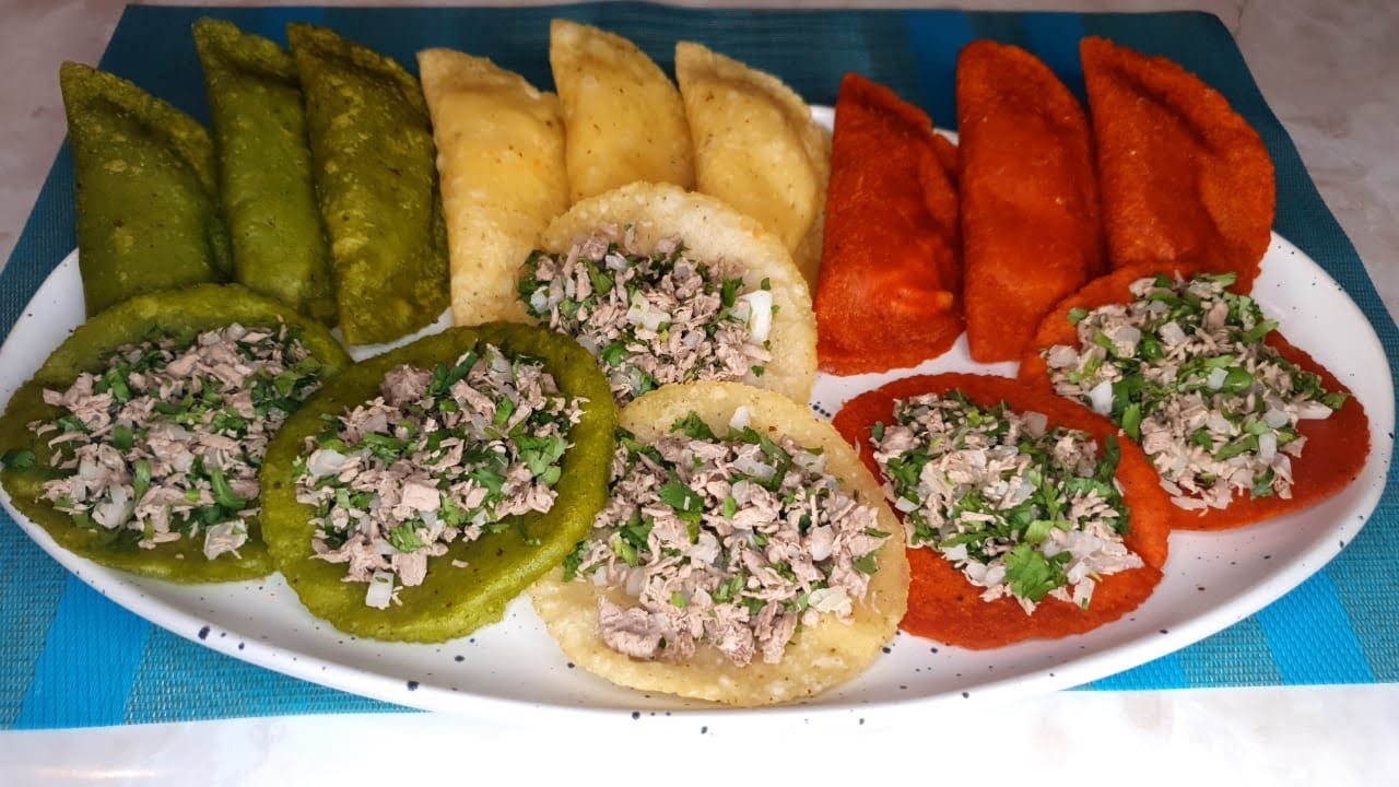 Antojitos mexicanos empanadas de queso y garnachas. Menú para la noche