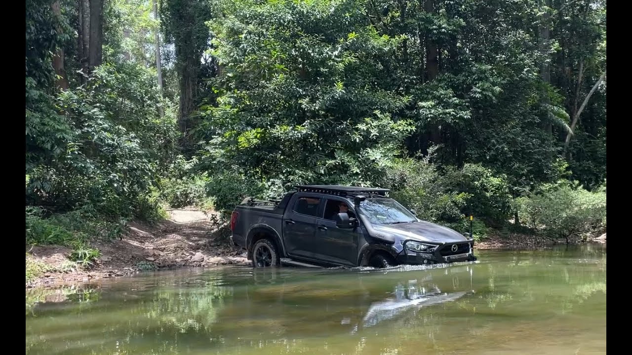 Creek Crossing [Mazda BT50 & Land Rover Defender]