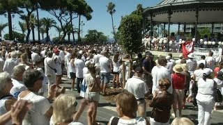 Attentat: un millier de Niçois rendent hommage aux 85 victimes