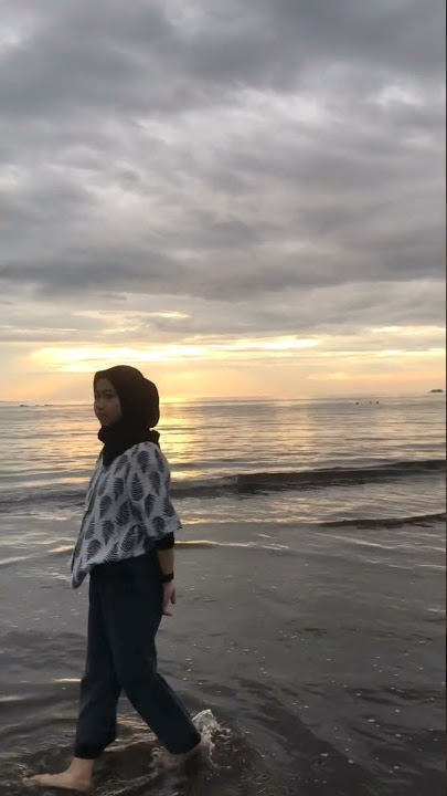 Sobat Halu #8| Jalan jalan di pantai sama doi  #Shorts #Cewekcantik #SobatHalu