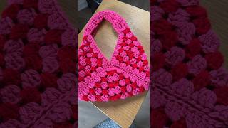 Easy granny square handbag 💘 #crochet #yarn #crochetbag #crochettotebag #crochethandbag