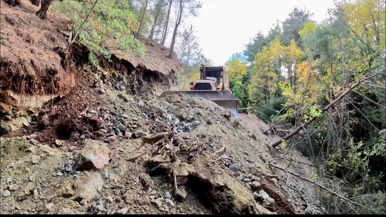 Нижняя часть дороги, построенная здесь, включает в себя обрыв и очень узкую лесную дорогу с активным